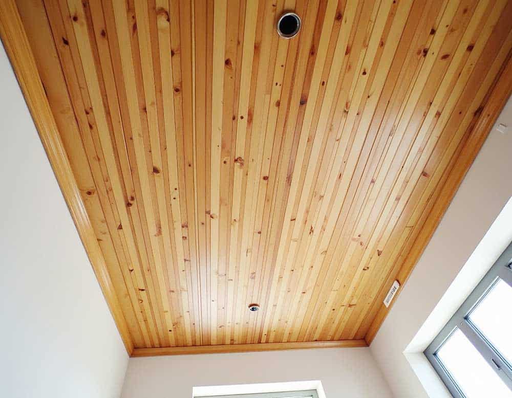 Deckengestaltung mit gemaserten Holz Deckengestaltung mit gemaserten Holz