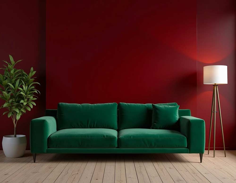 Zinmer mit dunkelgrünem Samtsofa und Wand in Weinrot
