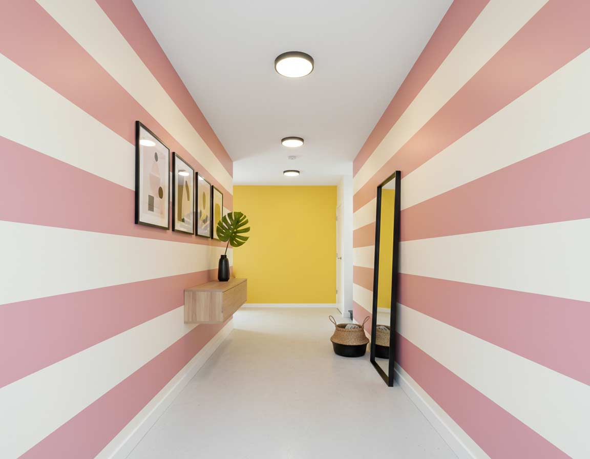 Streifen geben dem Flur eine klare Struktur und schaffen visuelles Interesse ohne große Möbel Streifen geben dem Flur eine klare Struktur und schaffen visuelles Interesse ohne große Möbel