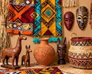 Ethno-inspirierte Einrichtung mit Vasen und Figuren mit afrikanischem Charakter Ethno-inspirierte Einrichtung mit Vasen und Figuren mit afrikanischem Charakter